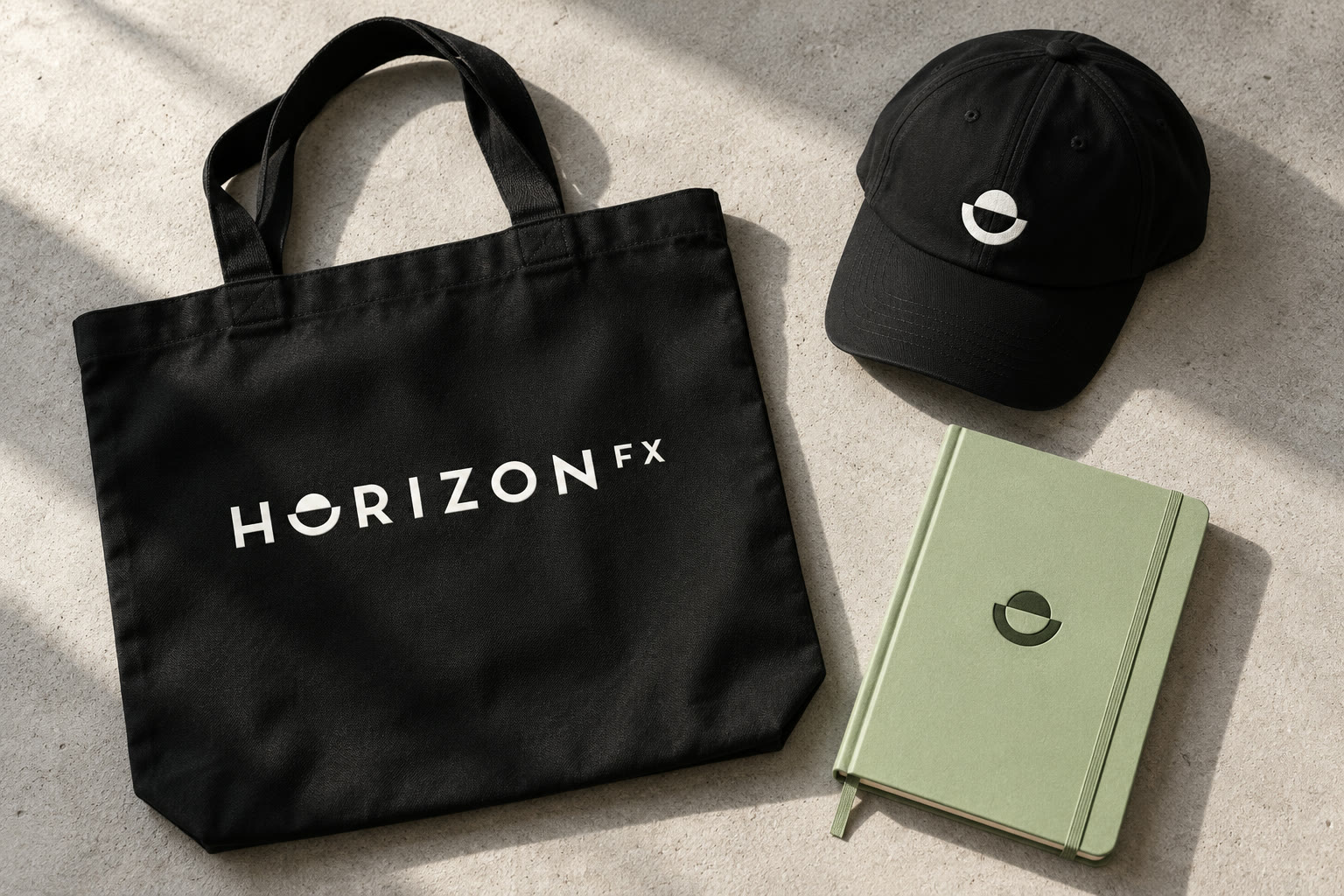 Een tas, pet en notitieboek van HorizonFX