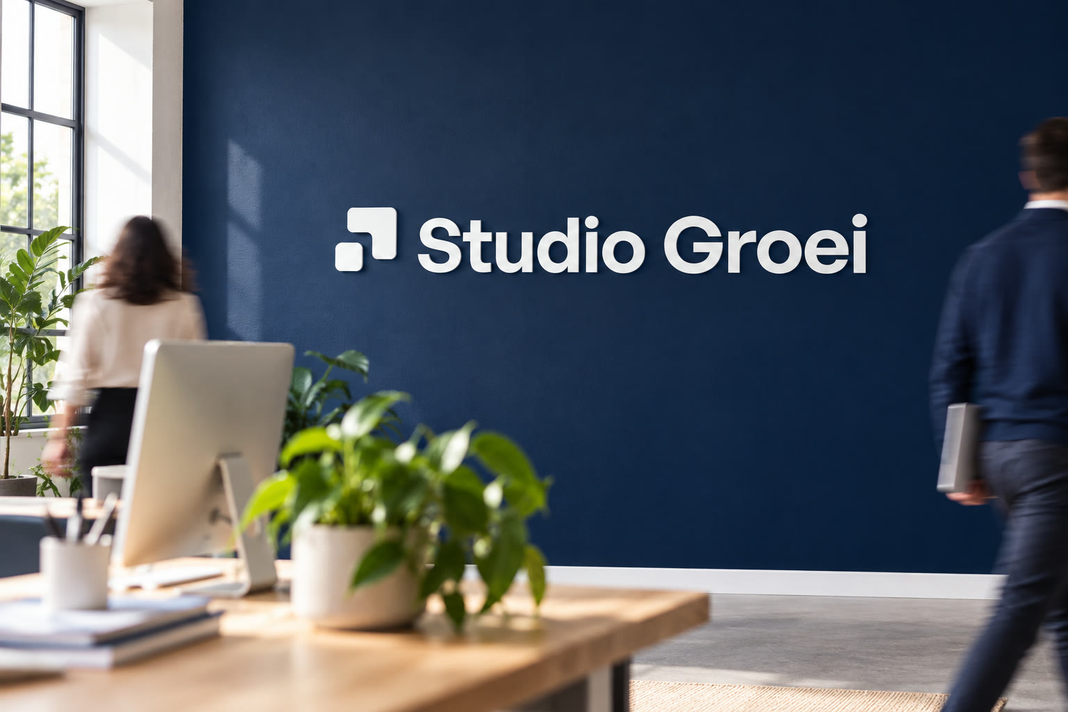 Het Studio Groei logo op de wand van de studio