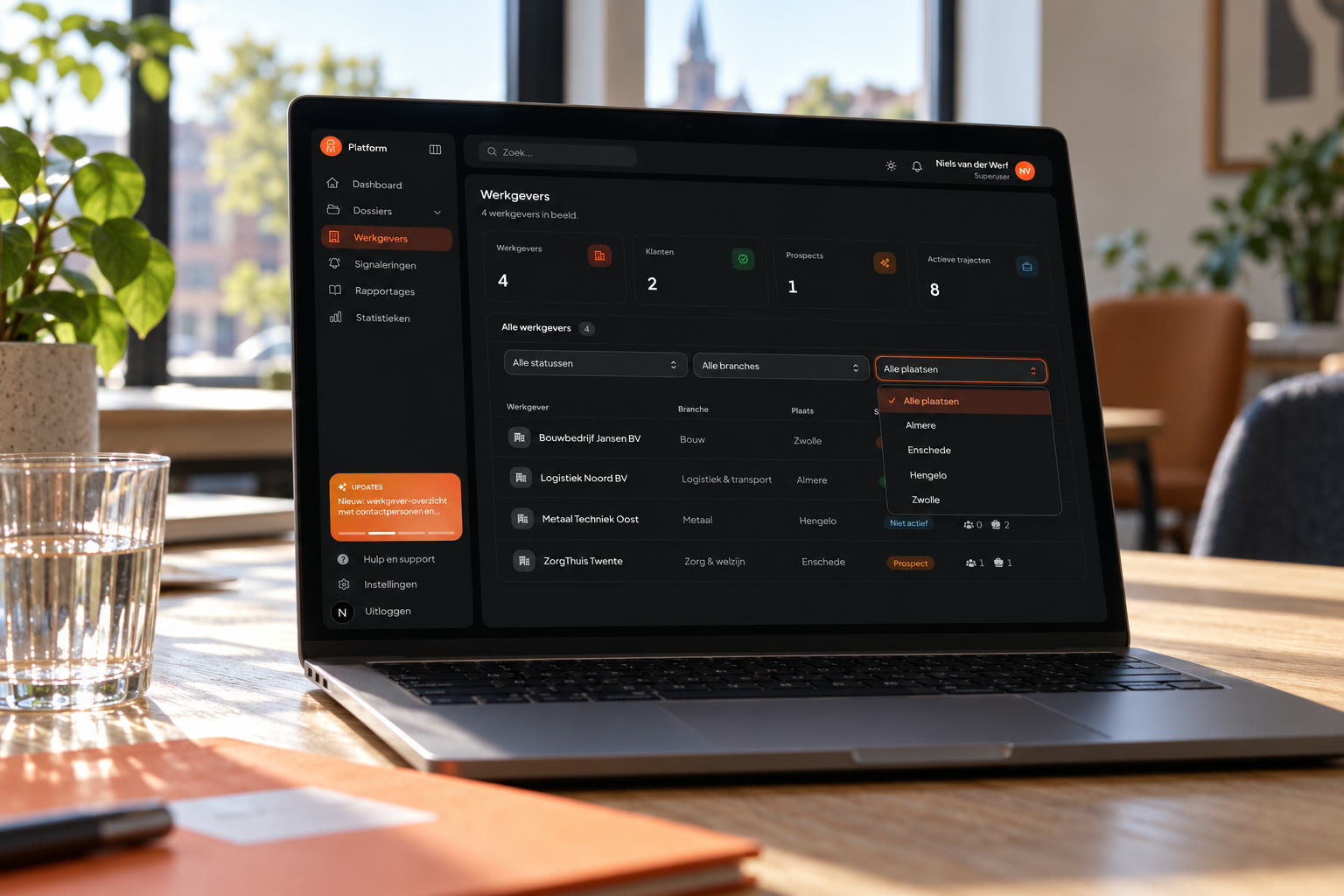 Het DIM-dashboard op een laptop aan de vergadertafel