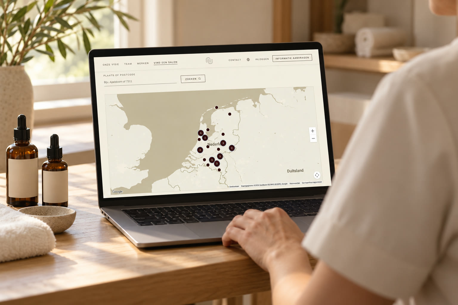 De salonzoeker van NovaDerm Group op een laptop in een behandelkamer