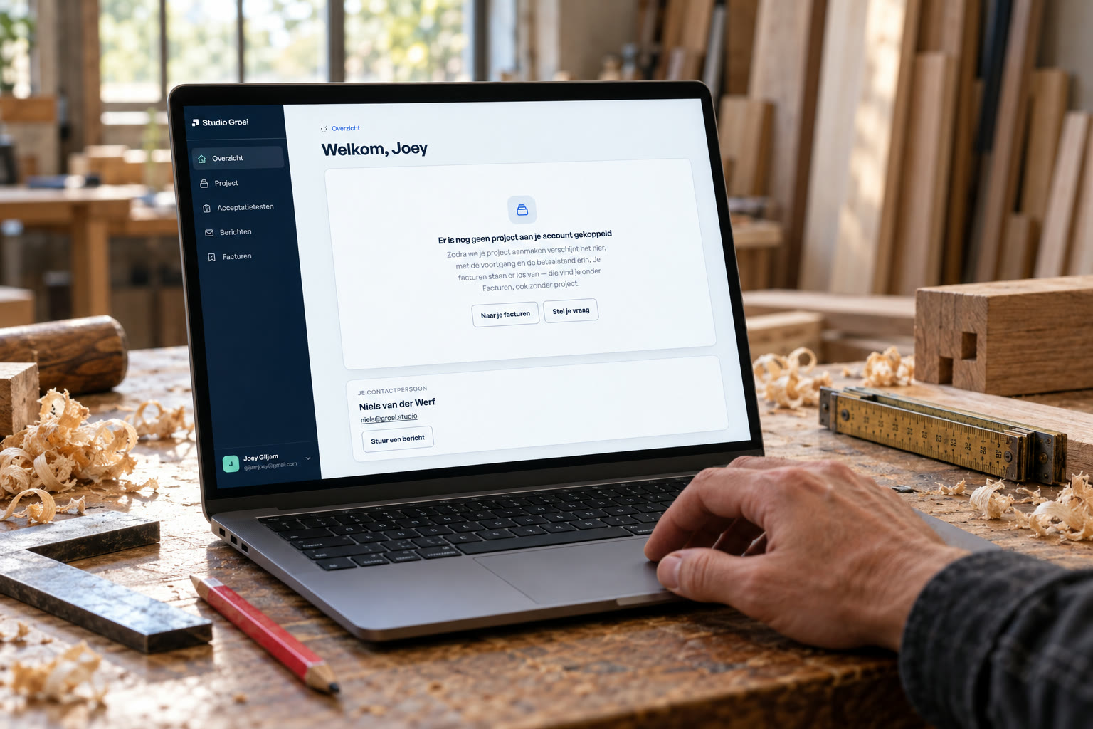 Het Studio Groei klantportaal op een laptop in een werkplaats